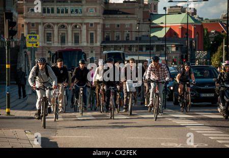 Les navetteurs à vélo passant la vieille ville de Gamla Stan à Stockholm en Suède Banque D'Images