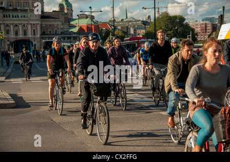 Les navetteurs à vélo passant la vieille ville de Gamla Stan à Stockholm en Suède Banque D'Images