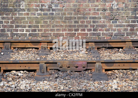 La voie de chemin de fer, la barbotte - traverses en béton. Tenue en fonte de fer par chaises bois/métal. Les joints de rail eclisse Banque D'Images