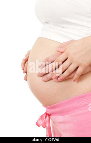 Jeune femme enceinte avec le ventre de l'homme aimant les mains sur elle Banque D'Images