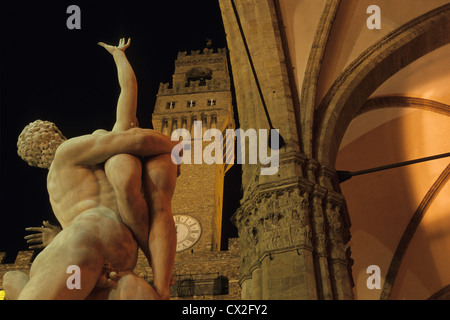 Ratto delle sabine's statue, Palazzo Vecchio, Piazza della Signoria, Firenze (Florence), toscane, italie Banque D'Images