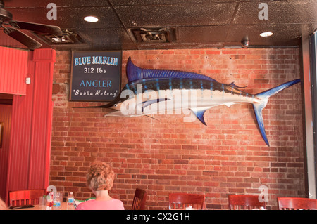 Scène de la ville de Charleston, Caroline du Sud zone de marché. L'intérieur de la Crab House Restaurant de fruits de mer dans le quartier historique. Banque D'Images