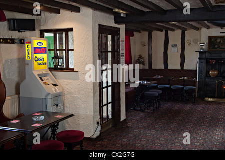 Un lien automatique dans un petit village pub britannique Banque D'Images