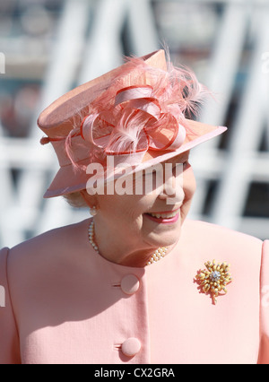 Son Altesse Royale la Reine Elizabeth II à l'engagement Royal Cowes sur l'île de Wight le 25 juillet 2012 Banque D'Images