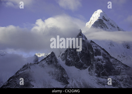 Barrage d'Ama signifie 'autres' le collier de 6 812 mètres (22 349 pieds), le sommet plus beaux et caractéristiques de la montagne Himalaya Banque D'Images