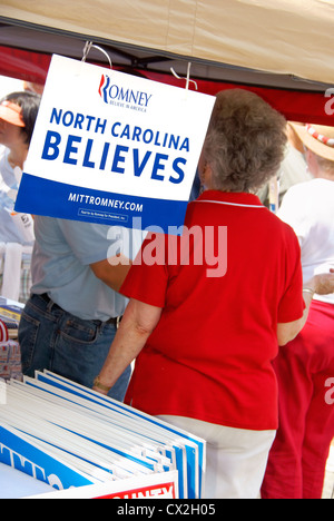 Inscrivez-vous pour soutenir Romney les élections de 2012 suspendue dans un GOP stand lors de la 4e de juillet, fête de Greensboro, Caroline du Nord Banque D'Images