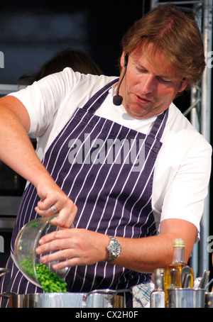 Le célèbre chef TV James Martin donne des démonstration culinaire à Chatsworth Country Fair 2012, Chatsworth House, Derbyshire Banque D'Images