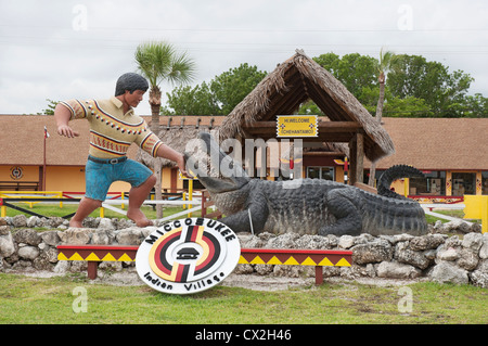 Village indien Miccosukee le long de la Tamiami Trail à l'ouest de Miami en Floride la Everglades. Banque D'Images