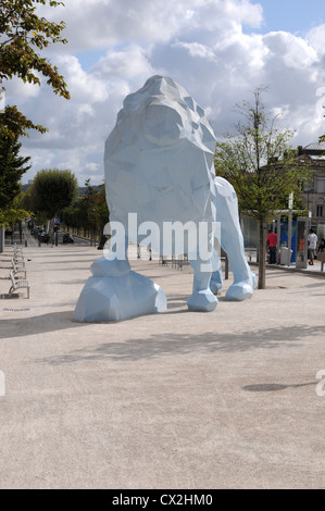 Le lion bleu, une sculpture de Xavier Veilhan, la Place Stalingrad, Bordeaux, France Banque D'Images