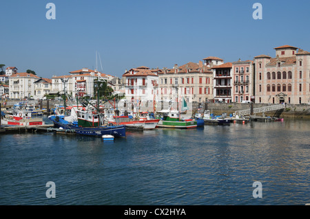 Bateaux dans Port, St Jean de Luz, France Banque D'Images