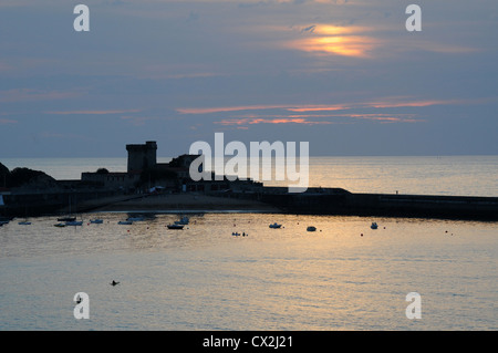 Coucher de soleil sur la plage Forte Socoa par l'entrée du port, St Jean de Luz, France Banque D'Images