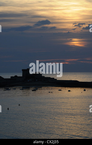 Coucher de soleil sur la plage Forte Socoa par l'entrée du port, St Jean de Luz, France Banque D'Images