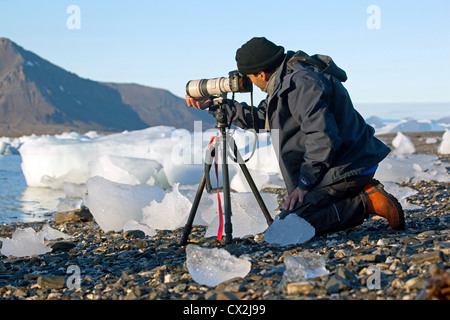 La faune sauvage / photographe de la nature prendre des photos avec téléobjectif long sur trépied dans l'Arctique à Svalbard, Spitzberg, Norvège Banque D'Images