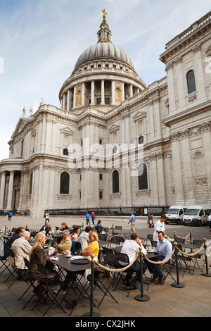 Café de la rue à l'extérieur de la cathédrale Saint-Paul à Londres. Banque D'Images