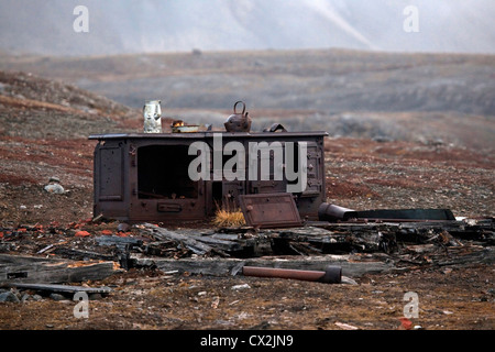 Poêle en fonte rouillée au Camp Mansfield, ancienne carrière de marbre à Blomstrandhalvoya, Svalbard, Spitzberg, Norvège Banque D'Images