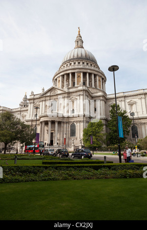 Façade Sud de Saint Pauls Cathedral avec jardins et dome Banque D'Images