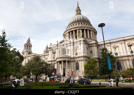 Façade Sud de Saint Pauls Cathedral avec jardins et dome Banque D'Images