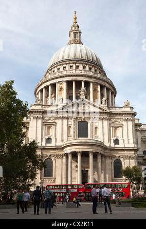 Saint Paul's et le dôme avec les bus rouges. Banque D'Images