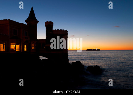 Viña del Mar castillo Wulff au coucher du soleil avec bateau sur l'océan pacifique à l'arrière-plan Banque D'Images