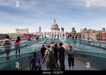 Les touristes sur le pont du Millénaire et de la façade sud de la cathédrale Saint-Paul et le dôme. Banque D'Images