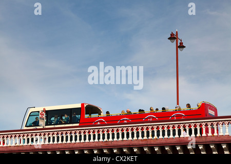 Open top bus de touristes et la ballustrade d Blackfriers Bridge à Londres Banque D'Images