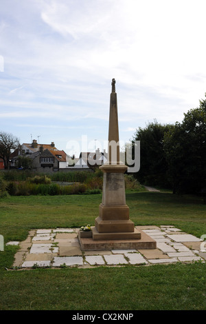 Mémorial de guerre de village à Rottingdean juste le long de la côte de Brighton sur la côte du Sussex Royaume-Uni Banque D'Images