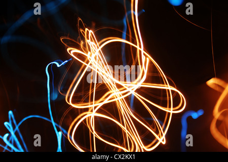 Une longue exposition photo de fairy lights, créé en déplaçant et en agitant le l'appareil photo pour créer des traînées provenant de l'éclairage Banque D'Images