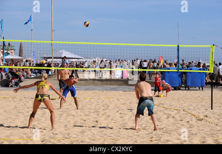 Jouer au Beach-volley sur Brighton Seafront UK Banque D'Images