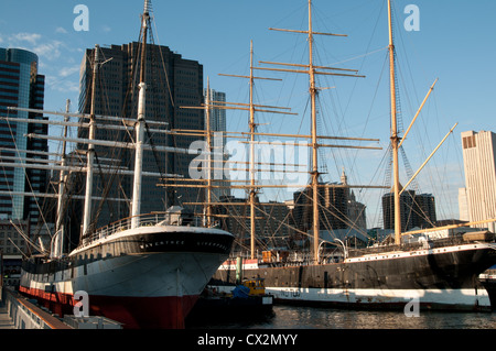 Les grands voiliers Wavertree et Pékin sont au cœur de la collection au South Street Seaport Museum de New York. Banque D'Images