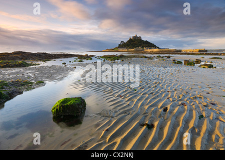 Marée basse sur Mounts Bay à la direction St Michaels Mount, Cornwall, Angleterre. L'automne (octobre) 2010. Banque D'Images