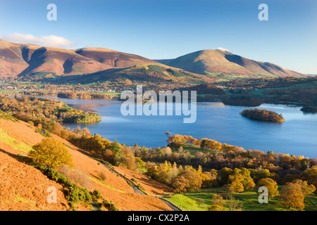 Derwent Water Skiddaw et Blencathra des pistes de Catbells, Parc National de Lake District, Cumbria Banque D'Images