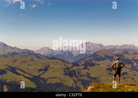 Randonneur regardant vers la alpes suisses depuis le signal de soi, Canton du Valais, Suisse Banque D'Images