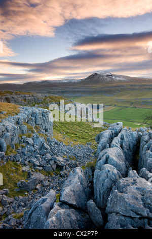 Ingleborough enneigés du pavages calcaires sur Twistleton cicatrice, Yorkshire Dales National Park, North Yorkshire Banque D'Images