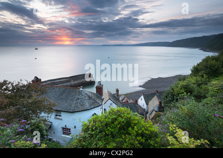 Chalets avec vue sur Port de Clovelly à l'aube, le nord du Devon. Banque D'Images