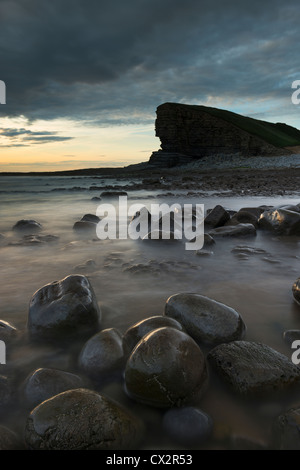 Twilight sur Nash Point sur la côte du Glamorgan, Pays de Galles, Royaume-Uni. L'été (août) 2012. Banque D'Images