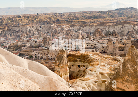 Grottes de pierre de tuf ancienne paysage et vue sur la ville de Göreme Cappadoce Turquie Banque D'Images