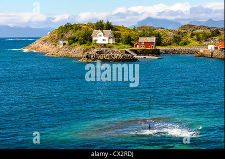 La Norvège, les îles Lofoten. Paysage côtier juste en dehors de Henningsvær village de pêcheurs. Banque D'Images