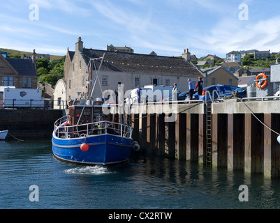 Dh STROMNESS ORKNEY Stromness amarrage bateau plongée bateau quai du port Banque D'Images