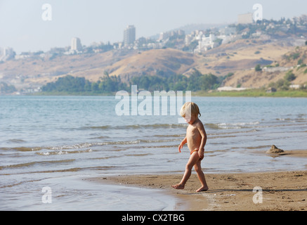 Enfant sur la rive du lac de Tibériade près de la ville de Tibériade, à l'été le matin Banque D'Images