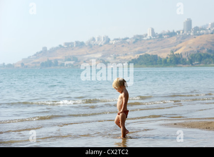 Enfant sur la rive du lac de Tibériade près de la ville de Tibériade, à l'été le matin Banque D'Images