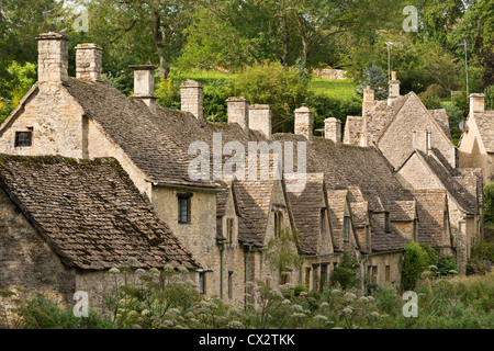 Cottages pittoresques à Arlington Row dans les Cotswolds village de Bibury, Gloucestershire, Angleterre. L'été (septembre) 2012. Banque D'Images