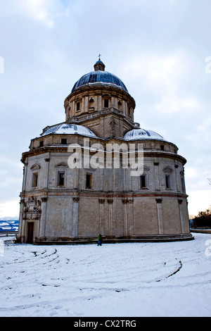 Todi, Temple de Santa Maria della Consolazione en hiver Banque D'Images