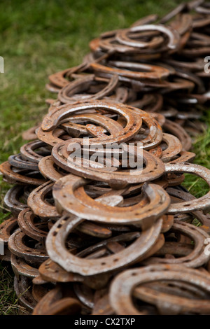 Des tas de chaussures de chevaux de cavalerie de famille chevaux, Prêts pour la vente comme bonne chance charms Banque D'Images