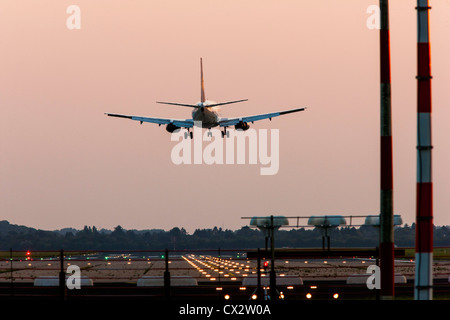 Avion de passagers près de l'Aéroport International de Düsseldorf. L'Allemagne. Banque D'Images