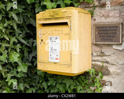 Jumelages concept illustré par le français postbox dans Ilfracombe Devon, jumelée à Plouescat, en France. Banque D'Images