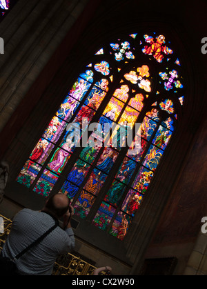 Libre à partir de Prague, le vitrail dans la cathédrale Saint-Guy Banque D'Images