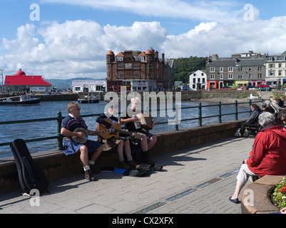 dh Harbour Seafront Scotland OBAN ARGYLL artistes et touristes vacances personnes vacanciers britanniques visite Banque D'Images