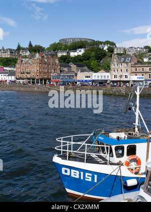 dh OBAN ARGYLL Oban bateau de pêche front de mer McCaigs Tower folly port ecosse Banque D'Images