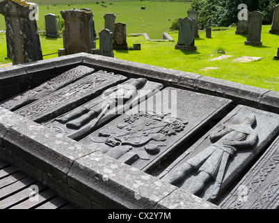 dh Kilmartin cimetière KILMARTIN ARGYLL pierres écossaises tuées cimétrie tombeau gravure pierre tombale royaume-uni plaque pierre ecosse grave plaques pierres tombales Banque D'Images