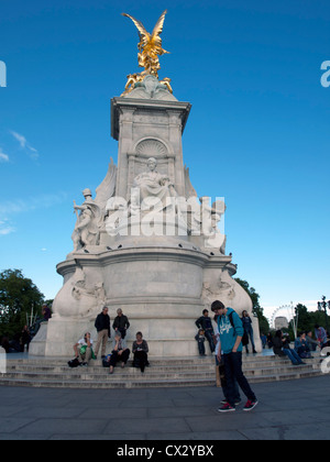 L'Édifice commémoratif Victoria au centre des jardins de la Reine devant le palais de Buckingham, dédié à la reine Victoria. Banque D'Images